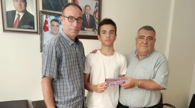 BAŞKAN YAYLA'DAN LGS ŞAMPİYONUNA ANLAMLI HEDİYE