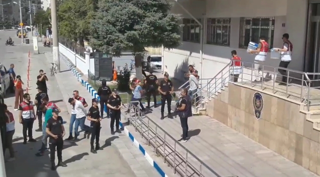 KENDİLERİNİ POLİS, ASKER, SAVCI OLARAK TANITAN DOLANDIRICILARA KONYA POLİSİNDEN OPERASYON