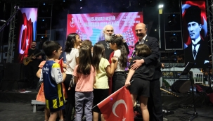 MİSAFİRLER BARIŞ MANÇO VE CEM KARACA ŞARKILARIYLA GEÇMİŞE YOLCULUĞA ÇIKTI 