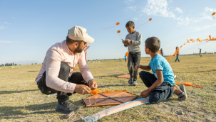 Sen Değerlisin Derneği, Mevsimlik Tarım İşçilerinin Çocuklarına Uçurtma Şenliği Düzenledi 