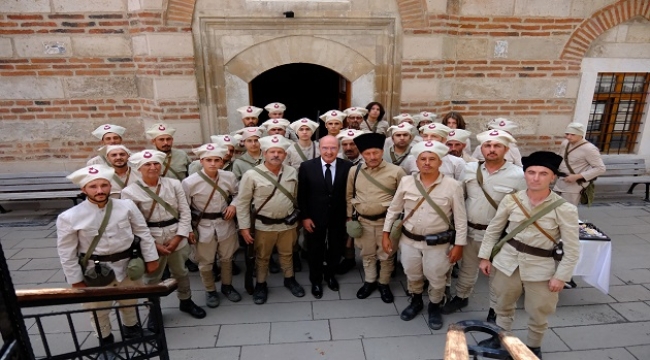 TEMSİLİ ATATÜRK, SÜVARİLER VE ASKERLER EŞLİĞİNDE TÖRENLE AFYONKARAHİSAR'A UĞURLANDI. 
