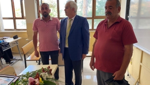 Kazada Ölen Oğlunun Sırasına Çiçek Bıraktı 