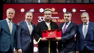 Yılın Türkiye Kalfası Seyit Çopur, Ödülünü Bakan Tekin'den Aldı 