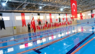 CUMHURİYET ÇOCUKLARI YÜZME ŞENLİĞİ İLE BAYRAMI KUTLADI 