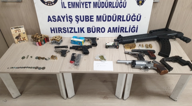 Konya polisinden hırsızlık şüphelilerinin evlerine operasyon! Çok sayıda tabanca ve tarihi eser çıktı