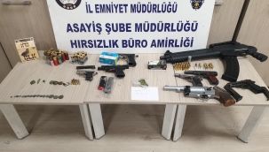 Konya polisinden hırsızlık şüphelilerinin evlerine operasyon! Çok sayıda tabanca ve tarihi eser çıktı 