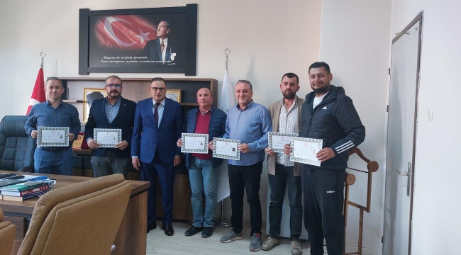 TOPALOĞLU,BAŞARILI ÖĞRETMENLERE ÖDÜL BELGELERİNİ TAKDİM ETTİ 