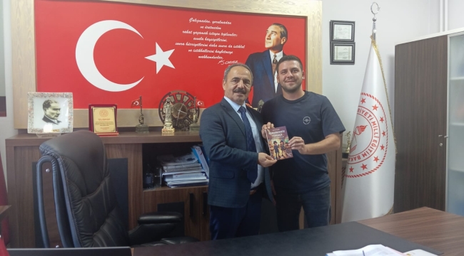 YUNAK'TA TÜRKÇE ÖĞRETMENİ KİTAP YAZDI 