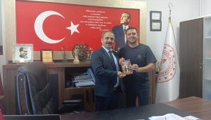 YUNAK'TA TÜRKÇE ÖĞRETMENİ KİTAP YAZDI 