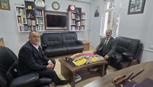 BAŞKAN ÇİL'DEN ÖĞRENCİLERE KİTAP HEDİYESİ 