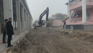 BAŞKAN MEŞE KAPALI PAZAR ALANINDAKİ ÇALIŞMALARI YERİNDE İNCELEDİ 