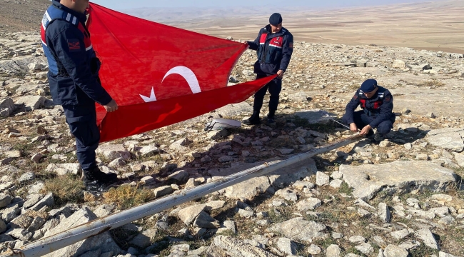 KUZÖREN PİNDİRLİK TEPESİNDEKİ  BAYRAK YENİLENDİ 