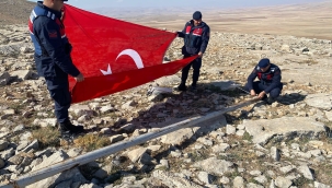 KUZÖREN PİNDİRLİK TEPESİNDEKİ  BAYRAK YENİLENDİ 