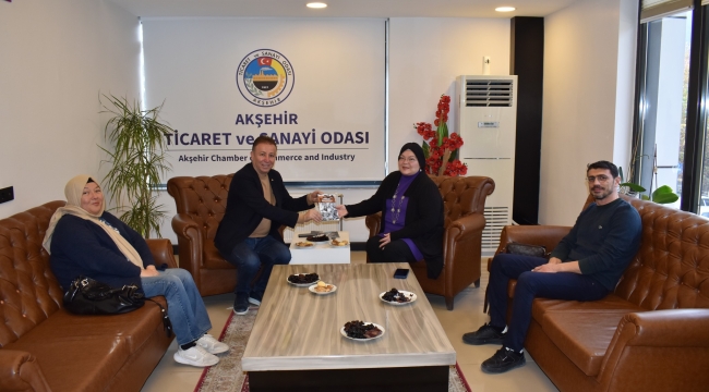ORHAN'DAN BAŞKAN KALKAN'A KİTAP TAKDİMİ 