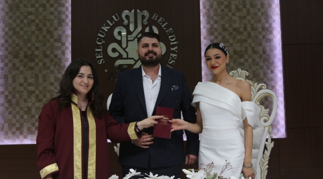 Ünlü kuaför sade bir törenle evlendi 