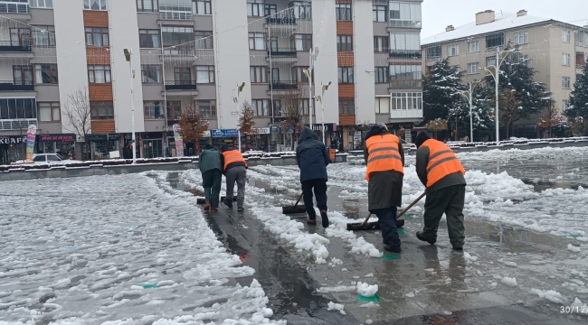 AKŞEHİR BELEDİYESİ'NDEN KARLA MÜCADELE SEFERBERLİĞİ 