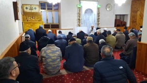 Akşehirliler Cuma Geceleri Ailece Camide Buluşuyor. 