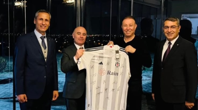 BAŞKAN KALKAN'A FORMA HEDİYESİ 