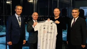 BAŞKAN KALKAN'A FORMA HEDİYESİ 