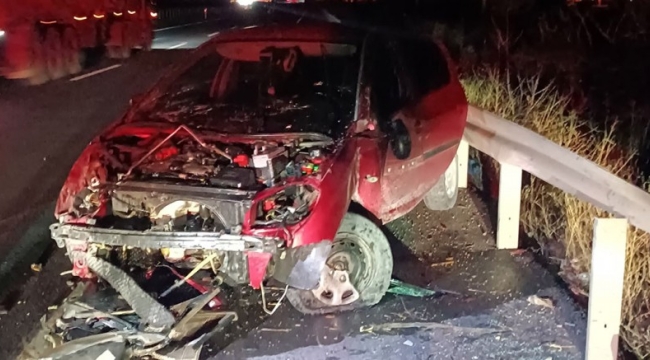 OTOMOBİL BARİYERE ÇARPTI 1 YARALI 