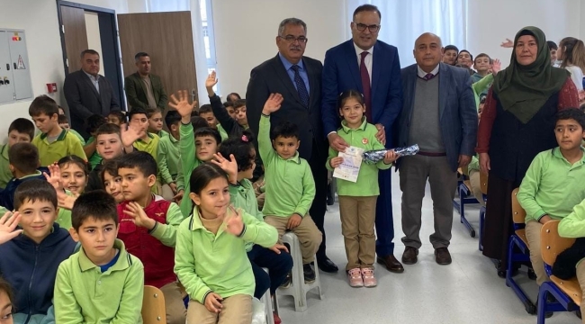 TOPALOĞLU'NDAN KÜÇÜK YAZAR ARSLANALP'E HEDİYE TAKDİMİ 