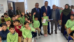 TOPALOĞLU'NDAN KÜÇÜK YAZAR ARSLANALP'E HEDİYE TAKDİMİ 