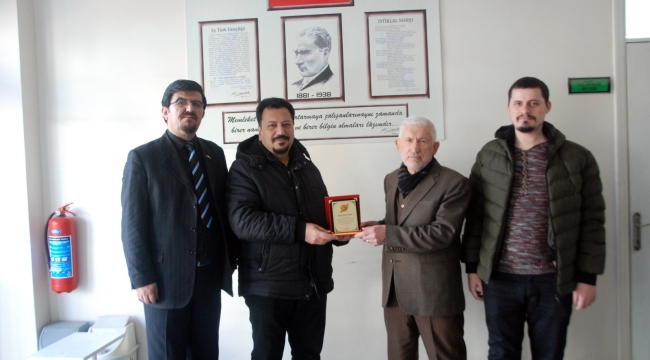 AKŞEHİR GAZETECİLER CEMİYETİ BAŞKANI CEMAL FİLİZ'DEN İDRİS DOĞAN'A PLAKET