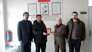 AKŞEHİR GAZETECİLER CEMİYETİ BAŞKANI CEMAL FİLİZ'DEN İDRİS DOĞAN'A PLAKET