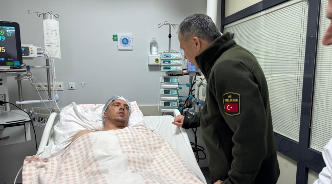 Bakan Yerlikaya, enkaz altından  kurtarılan 3 vatandaşı hastanede ziyaret etti 