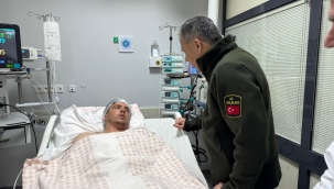 Bakan Yerlikaya, enkaz altından kurtarılan 3 vatandaşı hastanede ziyaret etti