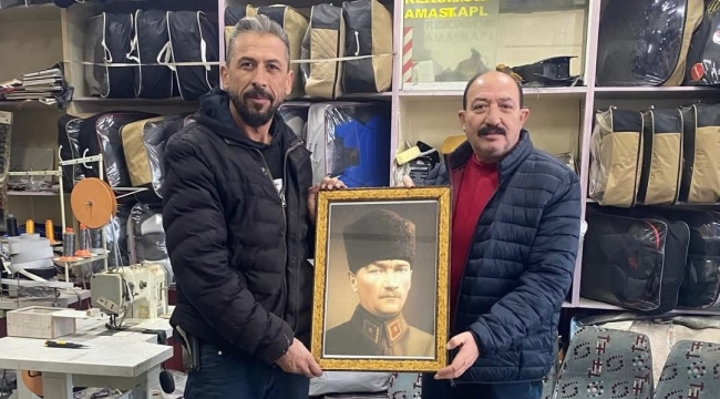 BAŞKAN KOZAN İŞYERLERİNE ATATÜRK PORTRESİ HEDİYE ETMEYE DEVAM EDİYOR 