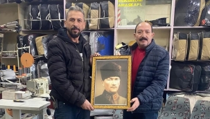 BAŞKAN KOZAN İŞYERLERİNE ATATÜRK PORTRESİ HEDİYE ETMEYE DEVAM EDİYOR 