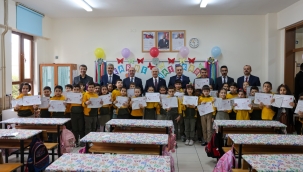 BAŞKAN PEKYATIRMACI ÇOCUKLARIN KARNE SEVİNCİNE ORTAK OLDU 