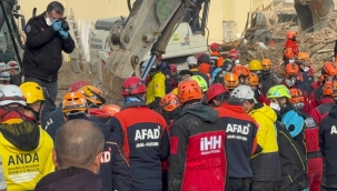 Konya'da çöken 4 katlı binanın enkazından 1 kişinin cansız bedenine ulaşıldı 