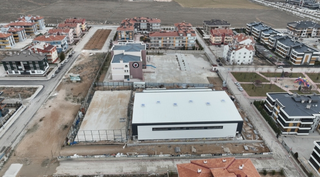 KONYA SPOR LİSESİ'NE KAZANDIRILACAK AHMET ÇALIK KAPALI SPOR SALONU VE SUNİ ÇİM SAHASI'NIN YAPIMI SÜRÜYOR