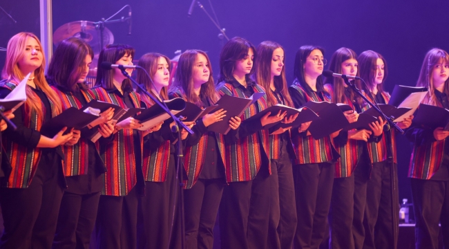 SELÇUKLU BELEDİYESİ SANAT AKADEMİSİ GENÇ KOROSU ERKİN KORAY ŞARKILARIYLA UNUTULMAZ BİR GECE YAŞATTI 
