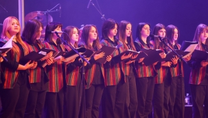 SELÇUKLU BELEDİYESİ SANAT AKADEMİSİ GENÇ KOROSU ERKİN KORAY ŞARKILARIYLA UNUTULMAZ BİR GECE YAŞATTI 