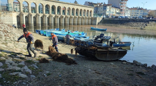 Beyşehir'de Tarihi Taş Köprü ve Çarşamba Kanalı'nda Temizlik Çalışması Yapıldı 