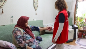 EVDE YAŞLI BAKIM HİZMETİ YÜZLERDE TEBESSÜM OLMAYI SÜRDÜRÜYOR 