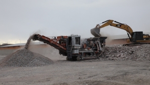KARATAY'DA PARKE, BORDÜR TAŞLARI VE BETON ATIKLARI GERİ DÖNÜŞTÜRÜLÜYOR 