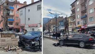 Otomobil Kontrolden Çıkıp Heykele Çarptı 