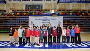 SELÇUKLU'DA GELENEKSEL ÇOCUK OYUNLARI TURNUVASI'NDA ÖDÜL HEYECANI YAŞANDI 