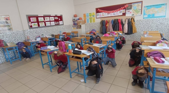 AKŞEHİR DE TÜM OKULLARDA DEPREM TATBİKATI YAPILDI 