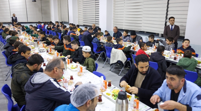 BAŞKAN KAVUŞ, HAFIZLIK ÖĞRENCİLERİYLE SAHUR YAPTI