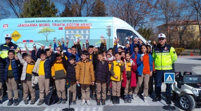 Konya'da jandarma ekiplerinden öğrencilere ve sürücülere trafik eğitimi 