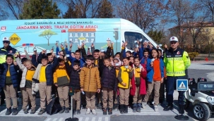 Konya'da jandarma ekiplerinden öğrencilere ve sürücülere trafik eğitimi 