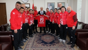 VALİ AKIN, DOWN SENDROMLU FUTSAL MİLLİ TAKIMINI AĞIRLADI