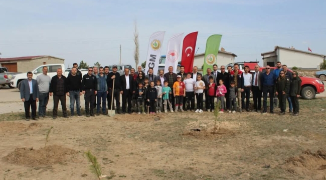 YUNAK YAVAŞLI'DA AĞAÇ DİKİMİ 