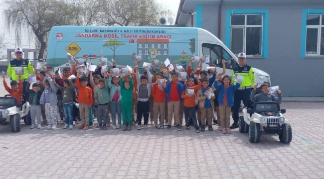 Konya'da jandarma ekiplerinden öğrenci ve sürücülere yönelik trafik eğitimi