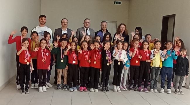 Müdür Topaloğlu Cimnastikçileri Tebrik Etti 
